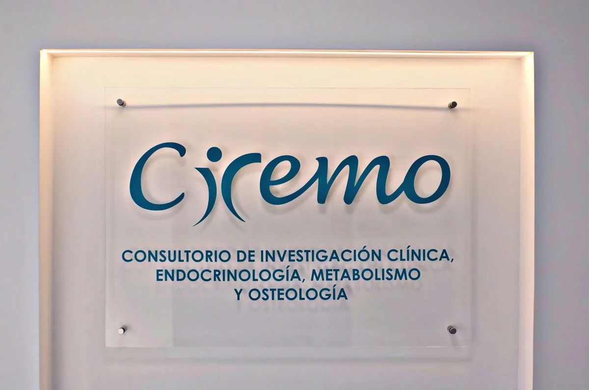 Cartel institucional del centro CICEMO — Consultorio de Investigación Clínica, Endocrinología, Metabolismo y Osteología
